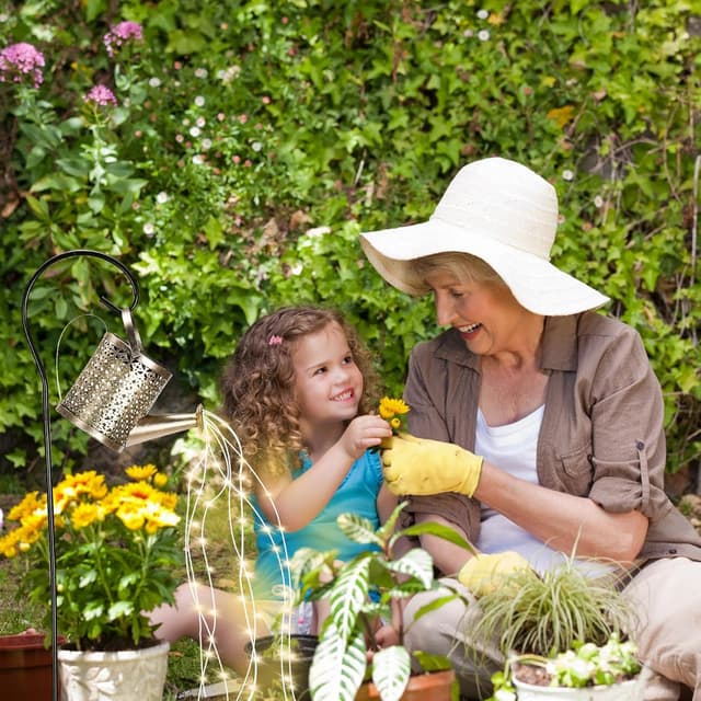 Detalle de ZKLiLi solar watering can with cascading lights – waterproof hanging garden lantern