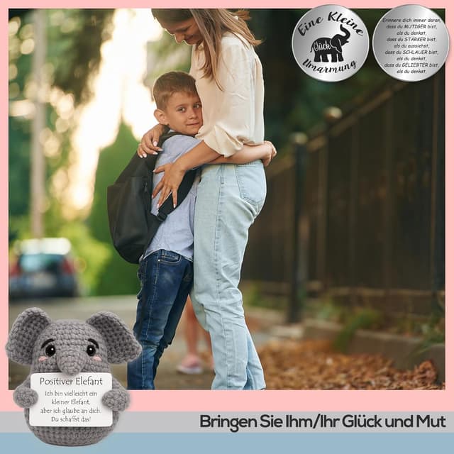 Detalle de Tixlux Pocket Hug „Positiver Elefant“ – Strick-Dekofigur mit Edelstahl-Glücksbringer als Mutmacher-Geschenk