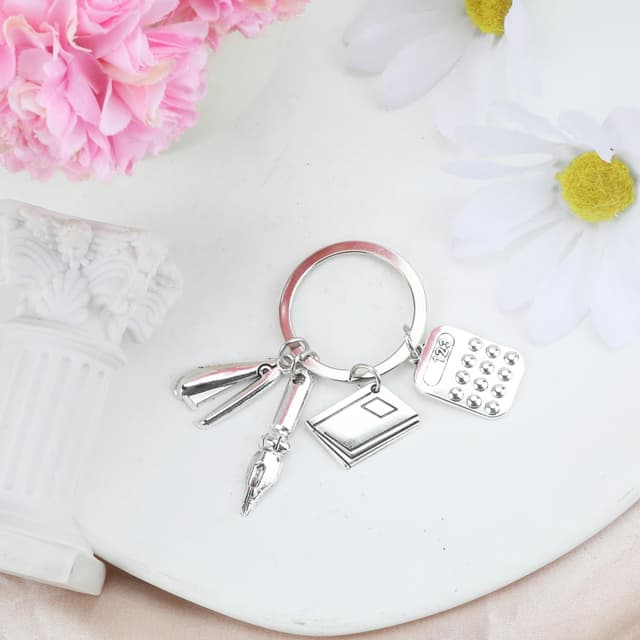 Detalle 2 de OBEISN kreativer Schlüsselanhänger für Frauen mit Taschenrechner, Zirkel und Lineal – praktischer Begleiter als Geschenk