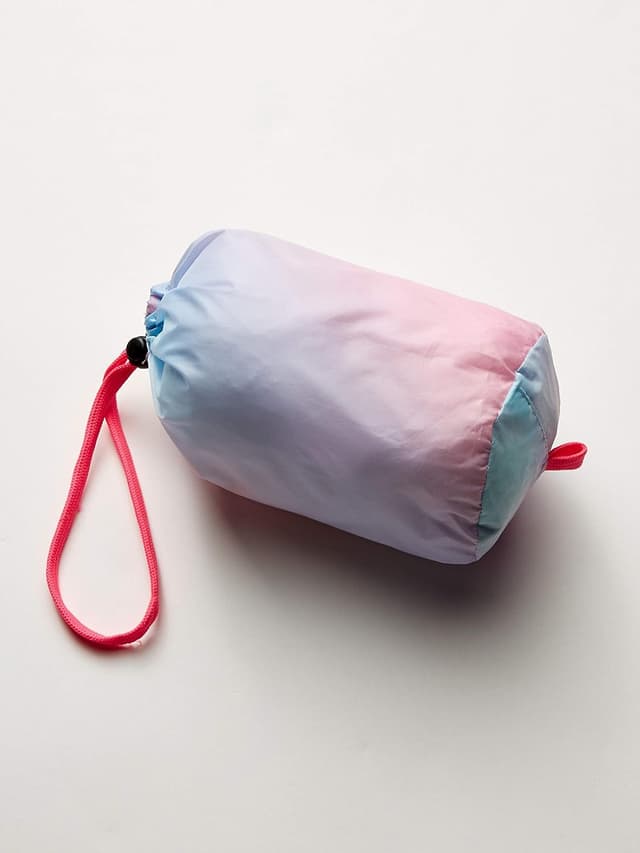 Detalle 2 de Doudoune légère à capuche Amazon Essentials pour fille, résistante à l’eau et facile à ranger