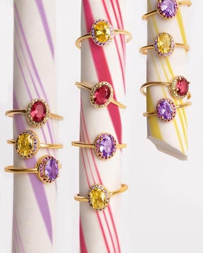 Detalle de SINGULARU Anillo Grape Colors en plata de ley 925 con baño en oro de 18 Kt y circonitas de colores (talla 16)