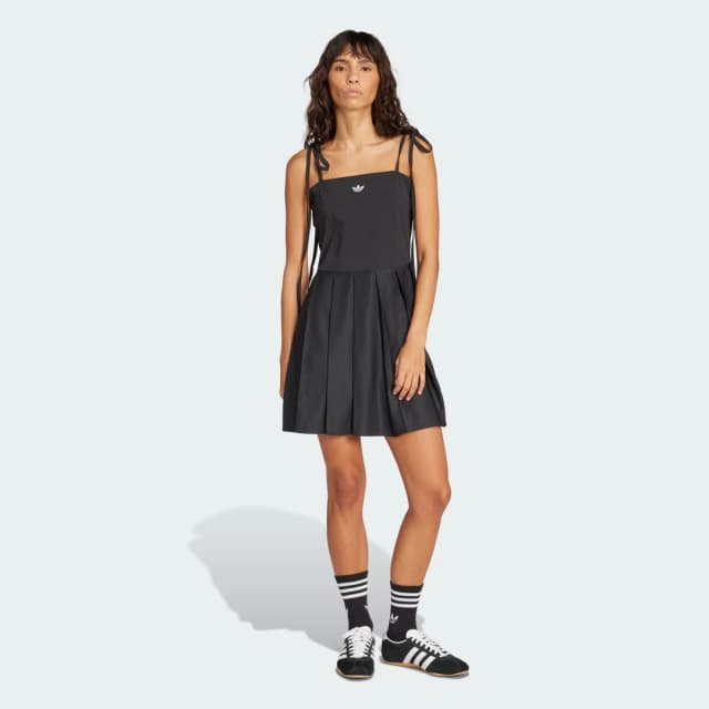 Detalle de Vestido mini plisado con lazo adidas negro: un básico con aire arreglado