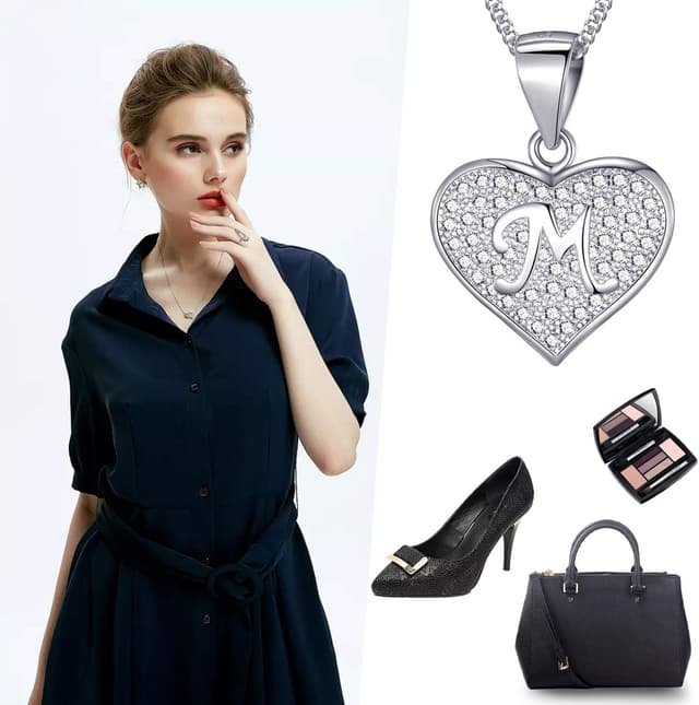 Detalle de MASADA collana in argento 925 con iniziale a forma di cuore e zirconi, catena 46 cm