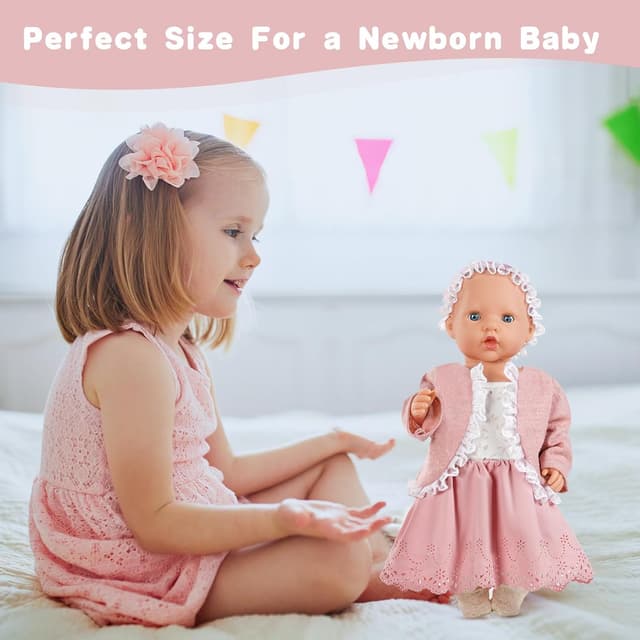 Detalle 2 de Set vestiti per bambole New Born Baby Doll Aolso: 5 capi (gonna con bretelle, giacca, foulard, calzini) + gruccia rosa