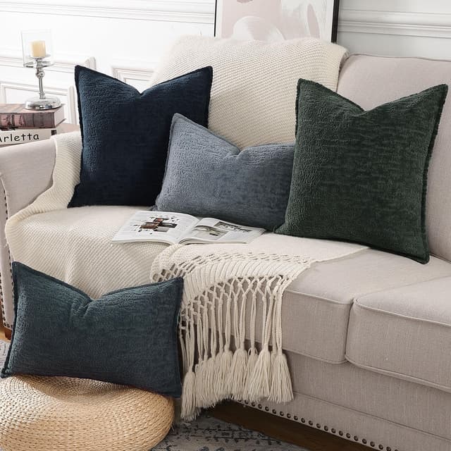 Detalle 2 de Madizz 2er Set Chenille-Samt Kissenbezüge mit Rand-Dekor (dunkelgrün, 50x50 cm)