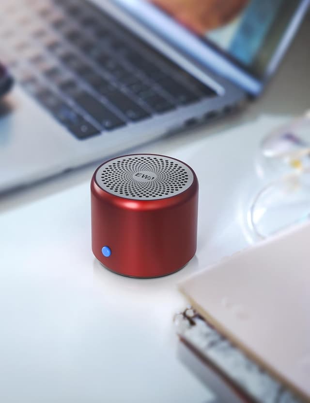 Detalle 2 de EWA A106 Pro Portable Bluetooth Speaker (Red) with Packed Travel Case, IP67 Waterproof