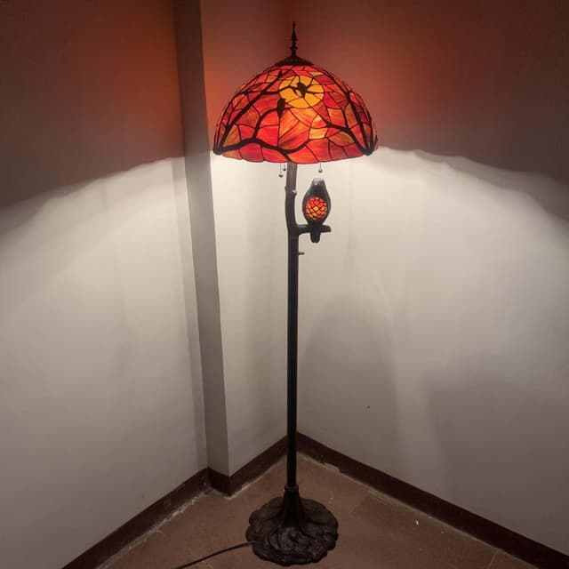 Detalle 2 de Bieye L30936 Ravens Tiffany-style stained glass floor lamp with night light, 65 inches (Black/Red)