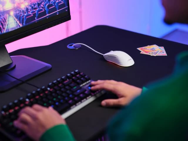 Detalle 2 de Trust GXT 924W Ybar+ Pro Gaming-Maus (weiß) – kabelgebunden, bis 25.600 DPI und 16,8 Mio. RGB-Farben