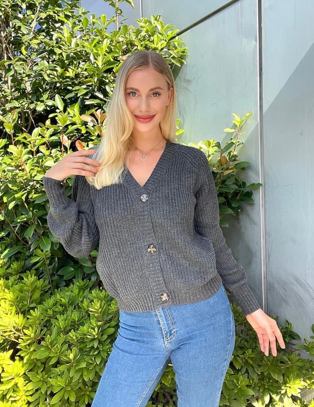 Detalle de Cardigan court Hotouch en grosse maille, col en V et patte de boutonnage pour femme