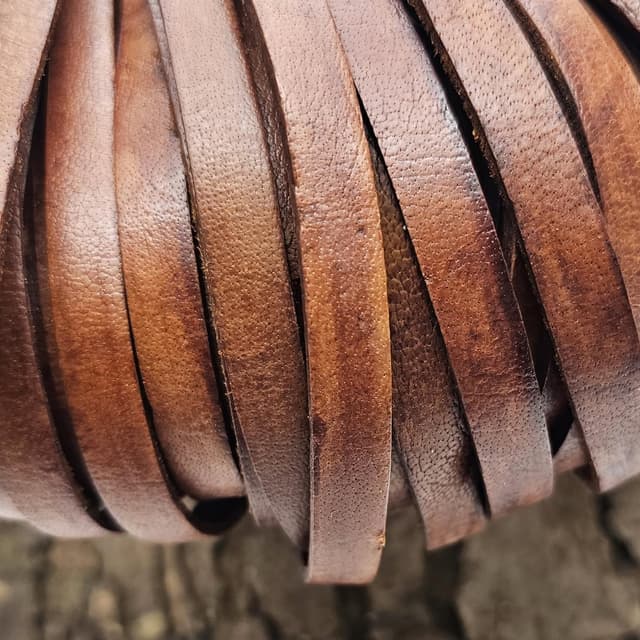 Detalle de Cordoncino di cuoio piatto 10 mm x 2,5 mm, marrone antico, 10 metri