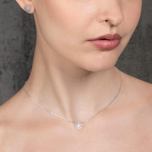 Detalle de Collier pendentif mandala namana pour femme et jeune fille, finition brossée et chaîne ajustable