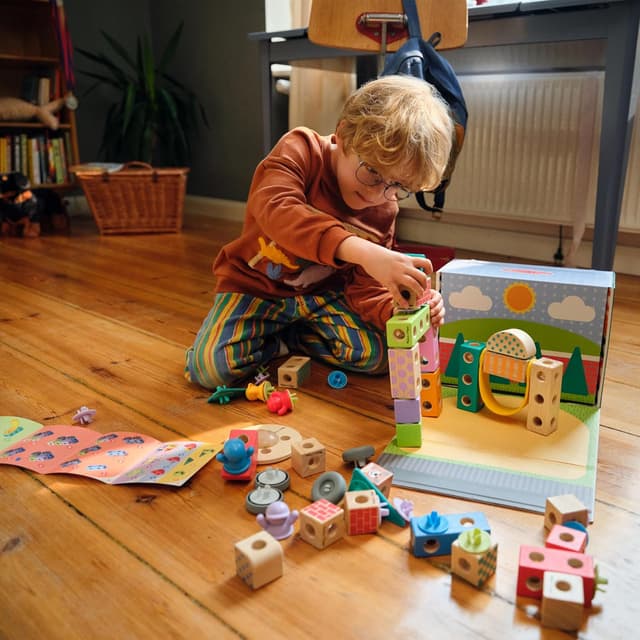 Detalle 2 de Melissa & Doug Blockables Stadt Bauset (73-teilig) mit Holzbausteinen und Steckverbindungen