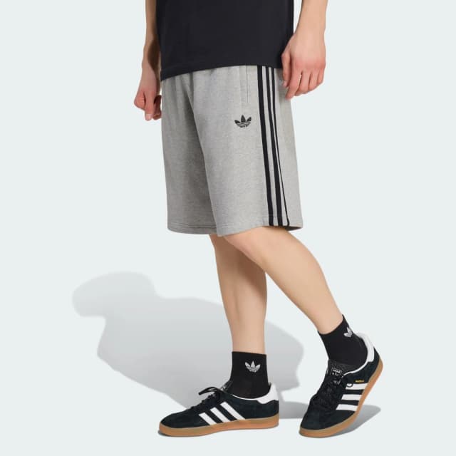 Detalle de adidas PANTALÓN CORTO 3 STRIPES en color gris
