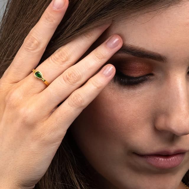 Detalle de namana Bague fine réglable en poire avec zircon vert (laiton plaqué or)
