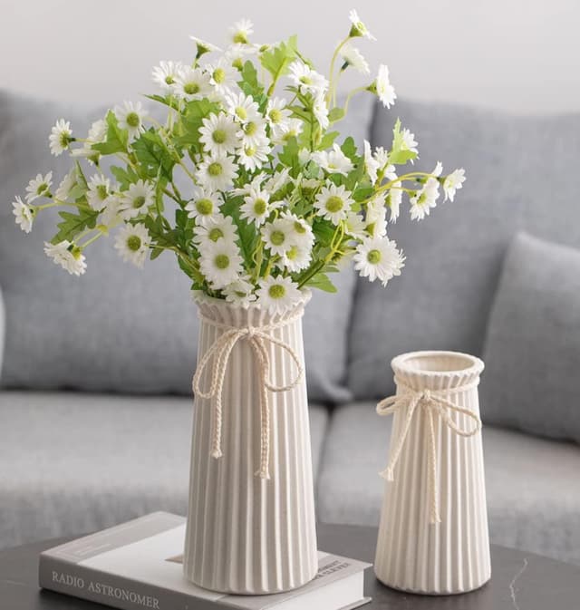 Detalle 2 de Small ribbed white ceramic vase for flowers & pampas grass, 8 inch modern nordic rustic table centerpiece