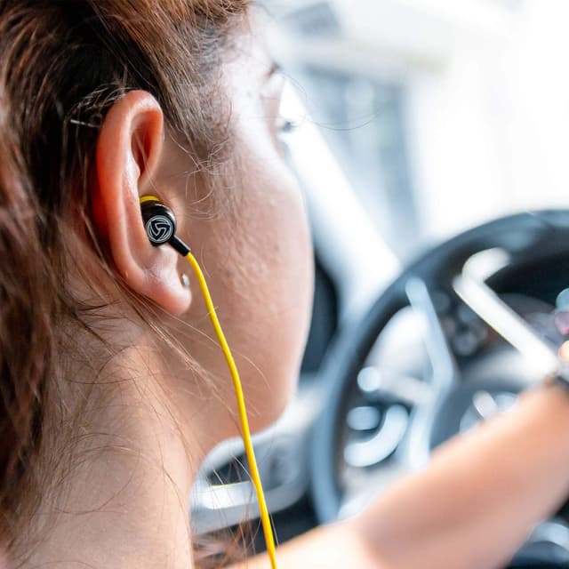 Detalle de Ludos CLAMOR Wired Earbuds with Microphone (Noise Isolating, Memory Foam) – Yellow