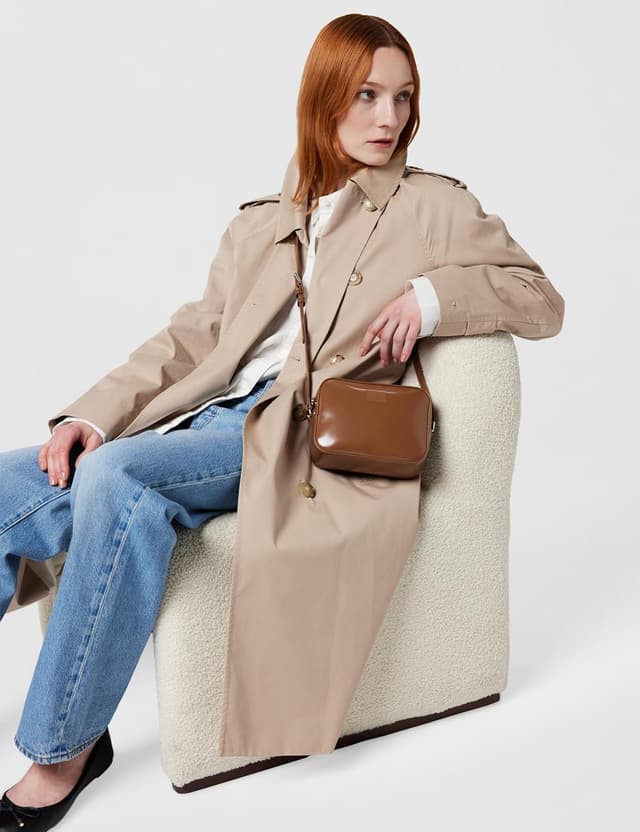 Detalle de Tommy Jeans Damen Crossbody Bag Tasche mit glänzendem Must-Design „Camera“