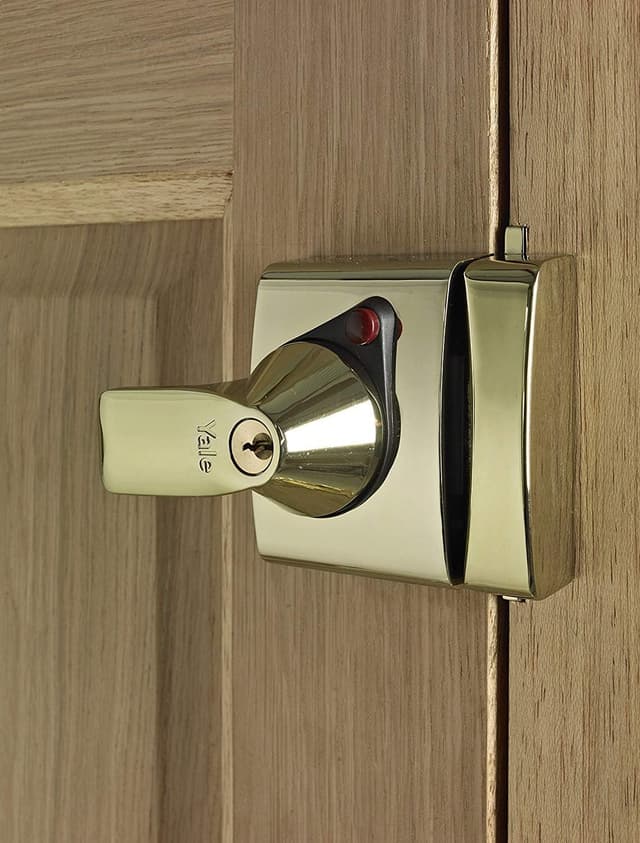 Detalle 2 de Yale BS2 British Standard Nightlatch (40mm backset) – Brass finish