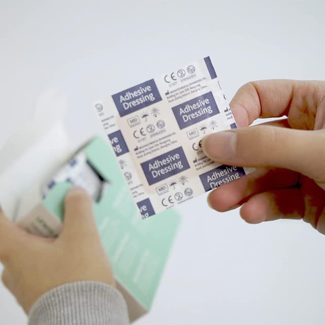 Detalle de Lewis-Plast Premium Assorted Washproof Sterile Hypoallergenic Plasters, Box of 100 (Waterproof-style first aid)