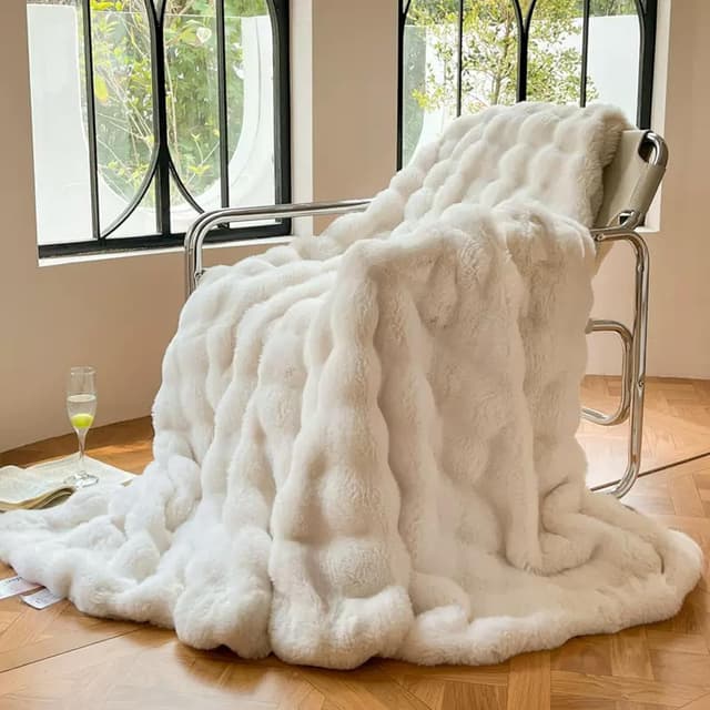 Detalle de DREAMLANDING Faux Rabbit Fur Luxury Plush Sherpa Throw Blanket (Cream, 130 x 150cm) – Reversible cosy cover for bed or sofa