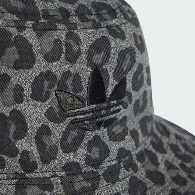 Detalle de Adidas Gorro Leopard Bucket gris