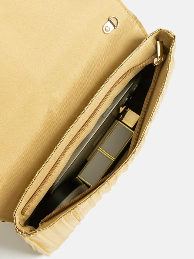 Detalle de BABEYOND pleated flap clutch bag with chain for evening, weddings and parties