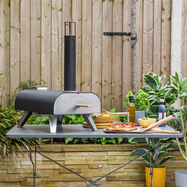 Detalle 2 de Zanussi ZPO1BPC Outdoor 12 Inch Wood Pellet Portable Pizza Oven with Paddle and Cover (Black)