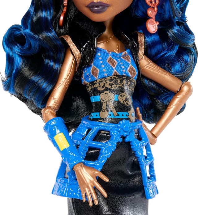 Detalle de Monster High Boo-riginal Creeproduction Robecca Steam (JHK59) con peana, diario y mascota Captain Penny