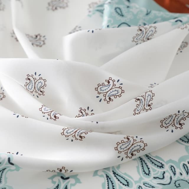 Detalle 2 de MAIRY Satin Paisley Hijab & Head Scarf (70 x 70cm) for Women and Girls