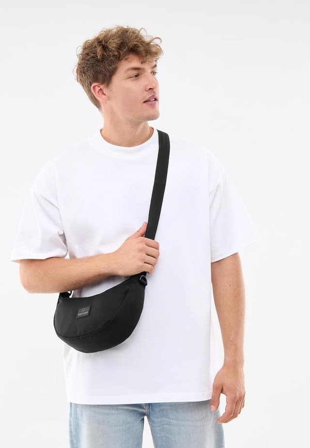 Detalle de Johnny Urban Crossbody Bag Ally Small Schwarz – kleine Umhängetasche im Halbmond-Design