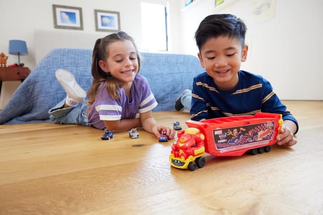 Detalle 2 de Hot Wheels HRY02 Camión Hulkbuster 🏎️ Transporte de Coches Marvel