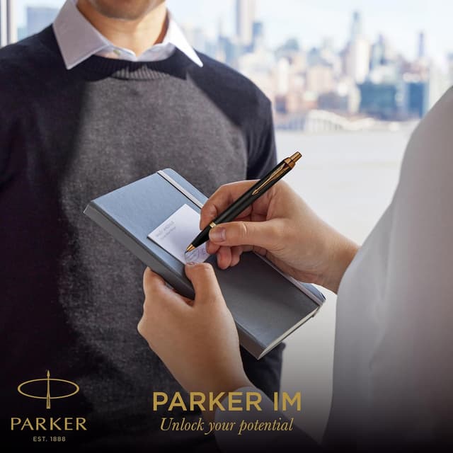 Detalle 2 de Parker IM penna a sfera laccata grigia con pennino dorato, punta media e inchiostro blu