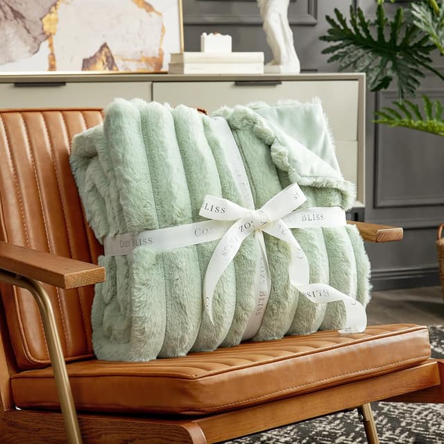 Detalle de Cozy Bliss Faux Fur Throw Blanket 50 x 60 in ๐