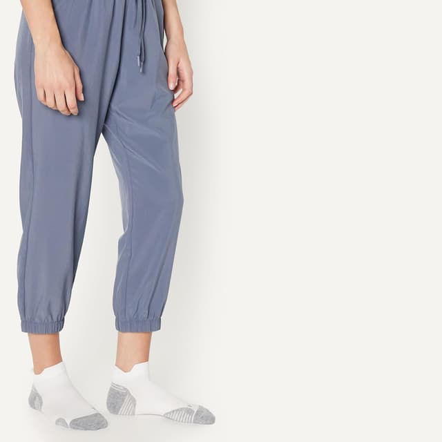 Detalle de Amazon Essentials Damen sportliche Funktions-Laufsocken (gepolstert, Fußgewölbestütze, 3 Paar)