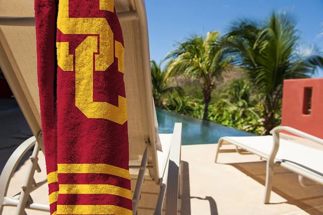 Detalle 2 de Northwest NCAA Unisex Adult Beach Towel (30 x 60 in) — Soft, Fan-Style Beach & Pool Towel