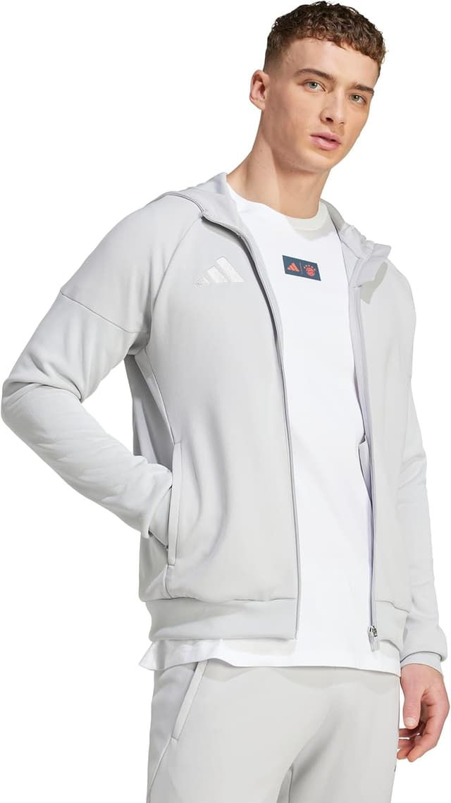 Detalle de adidas Men’s FC Bayern Munich Seasonal Graphic T-Shirt