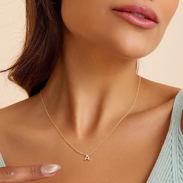 Detalle de Turandos Buchstaben-Kette personalisiert mit Namen/Initialen, 14K vergoldet (Gold) – Geschenk für Mädchen & Frauen