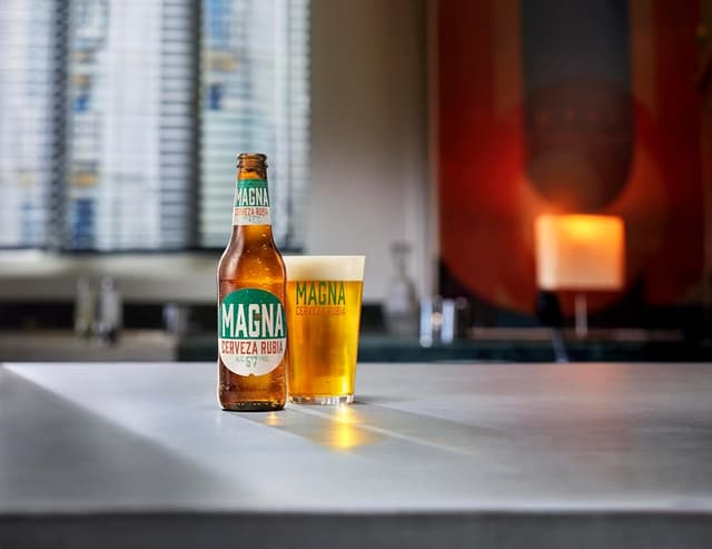 Thumbnail 2 de Magna Cerveza Lager Dorada, 24 Botellas, Sabor Intenso 🍺