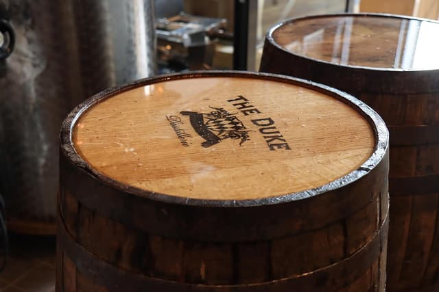 Detalle de THE DUKE Bourbon Cask Finish Gin (Bio, vegan) – Süß & holzig mit Vanille- und Bourbonnoten