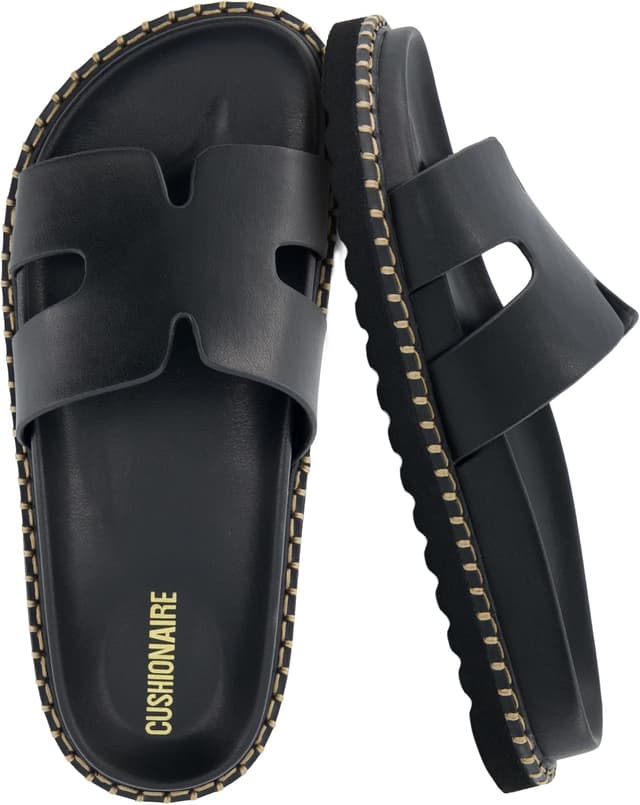 Detalle de CUSHIONAIRE Crisp Women’s Slide Sandal with Faux Leather Cutout Upper and Memory Foam