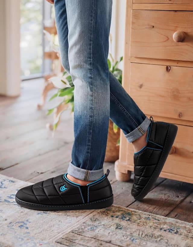 Detalle de VeraCosy men’s quilted slippers with elastic gore and anti-skid TPR outsole