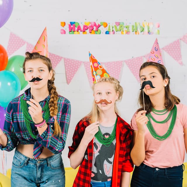 Detalle de YAXINRUI 120-Pack St. Patrick’s Day Green Bead Necklaces (33 in) for Mardi Gras Parties & Favors