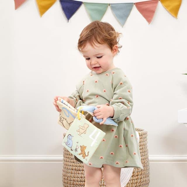 Detalle 1 de Rainbow Designs Disney Winnie the Pooh Baby Cloth Book (Touch and Feel Play & Go Square Book)