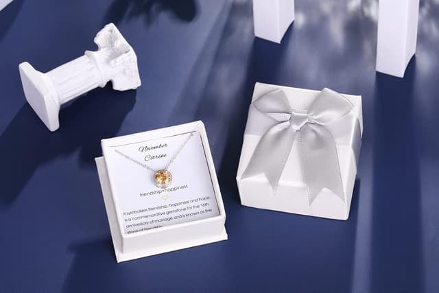 Detalle 2 de Qings dainty birthstone necklaces in 925 sterling silver – round-cut single-gem pendant