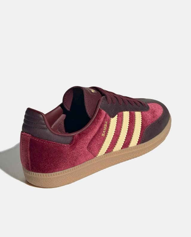 Detalle de adidas Samba para mujer: un clásico de adidas para el día a día