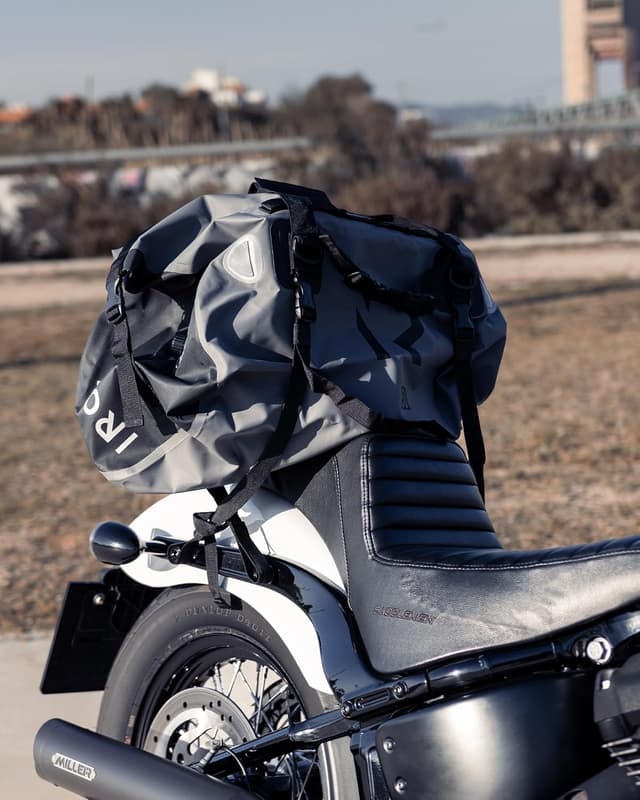 Detalle de BORLENI Borsa da Moto Impermeabile 30L con chiusura rolltop e sistema MOLLE