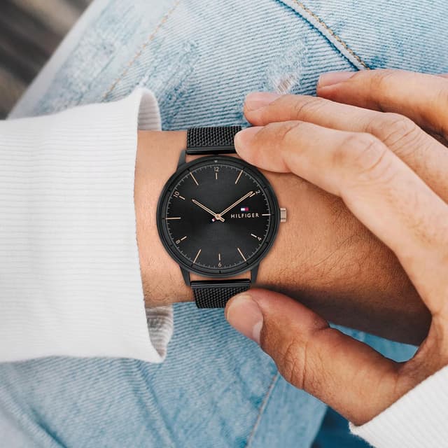 Detalle 2 de Tommy Hilfiger Analog Quarzuhr 1791845 für Herren mit schwarzem Edelstahl-Mesh-Armband