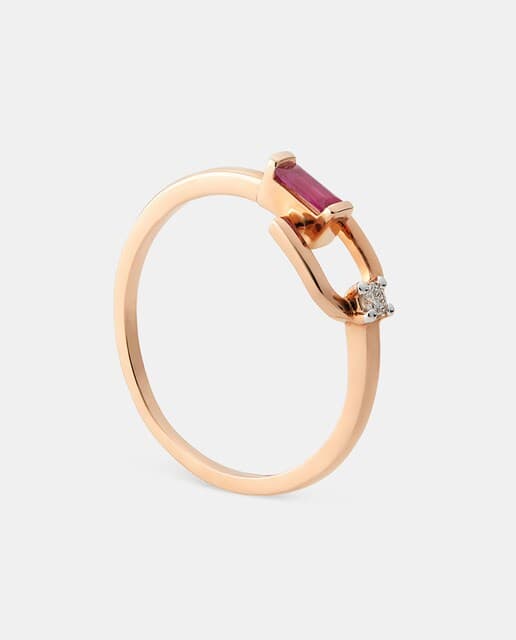 Detalle de El Corte Inglés Anillo oro blanco 18K con diamantes y rubí