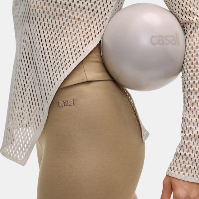 Detalle de CASALL Open Mesh Longsleeve de mujer: camiseta de manga larga para estudio (yoga, pilates y barra)