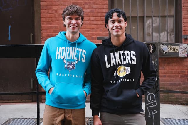 Detalle 2 de Ultra Game Men’s NBA Official Super Soft Teamster Hoodie Sweatshirt